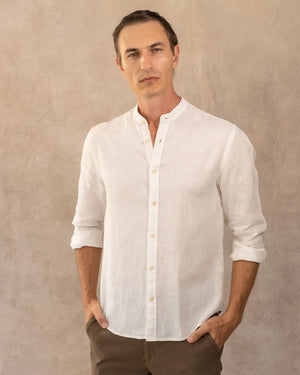 Camisa Lino Blanco Cuello Neru Logo Combinado marca DANTE para hombre regular fit foto modelo