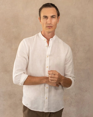 Camisa Lino Blanco Cuello Neru Logo Combinado marca DANTE para hombre regular fit foto modelo