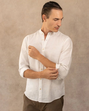 Camisa Lino Blanco Cuello Neru Logo Combinado marca DANTE para hombre regular fit foto modelo3