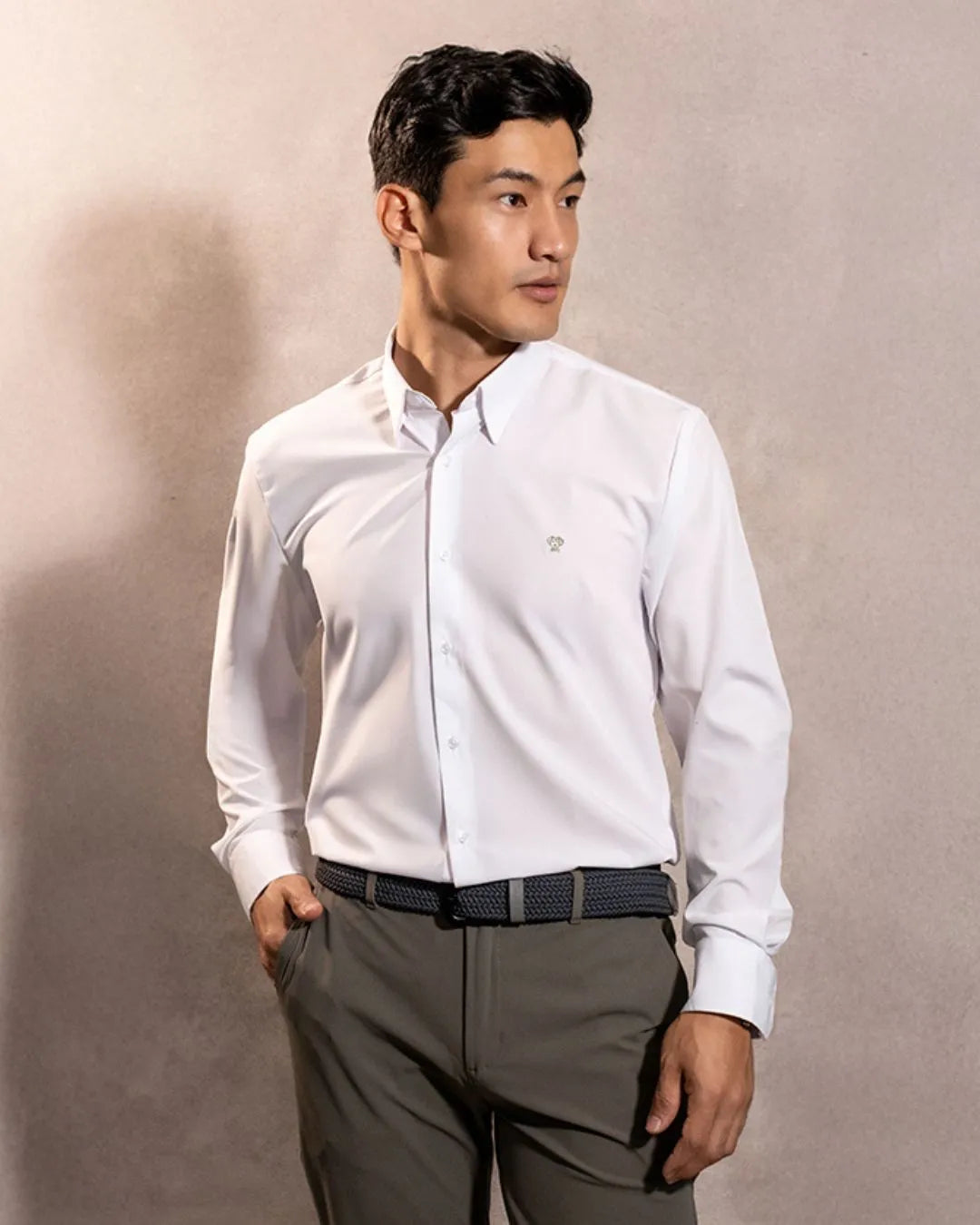 Camisa Performance blanca antiarrugas para hombre marca DANTE tallaje regular fit foto mdoelo