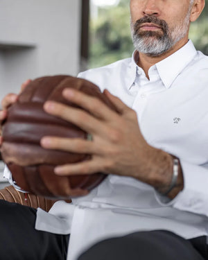 Camisa Performance blanca antiarrugas para hombre marca DANTE tallaje regular fit foto yepes ball