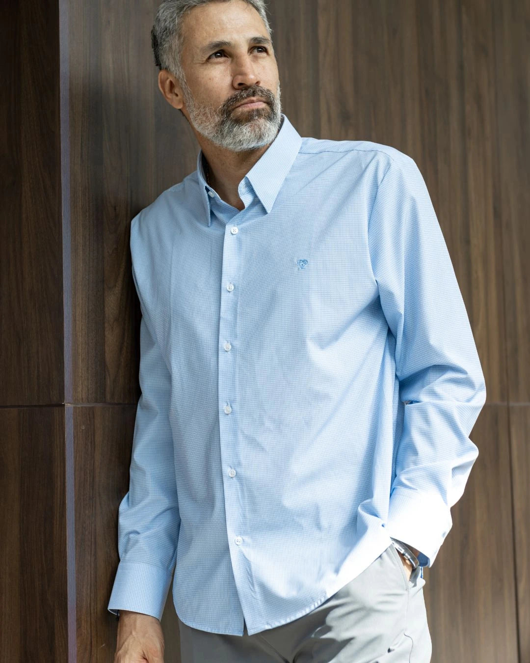 Camisa Performance cuadros azul claro para hombre marca DANTE tallaje regular fit foto lifestyle yepes