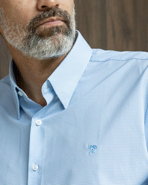 Camisa Performance cuadros azul claro para hombre marca DANTE tallaje regular fit foto lifestyle yepes logo