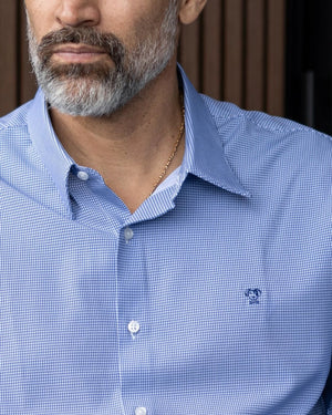 Camisa Performance cuadros azul oscuro para hombre marca DANTE tallaje regular fit foto lifestyle yepes logo