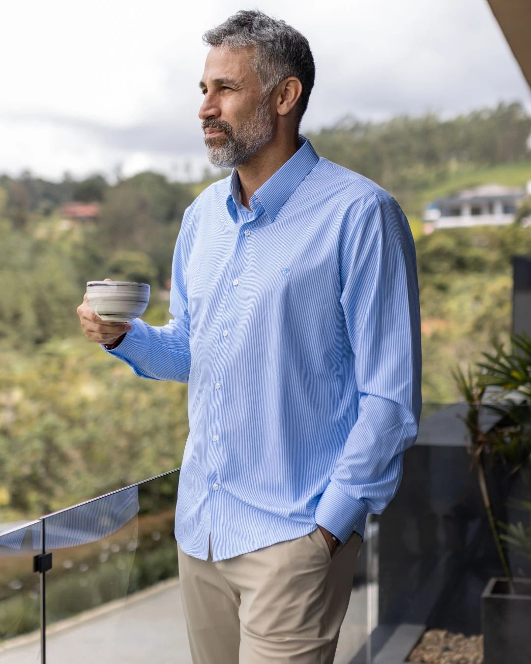 Camisa Performance rayas azul claro para hombre marca DANTE tallaje regular fit foto lifestyle yepes