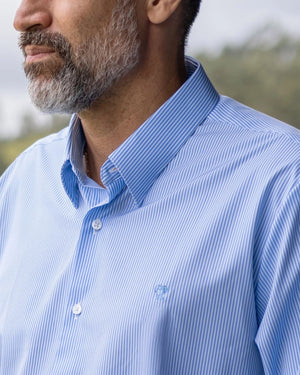 Camisa Performance rayas azul claro para hombre marca DANTE tallaje regular fit foto lifestyle yepes close