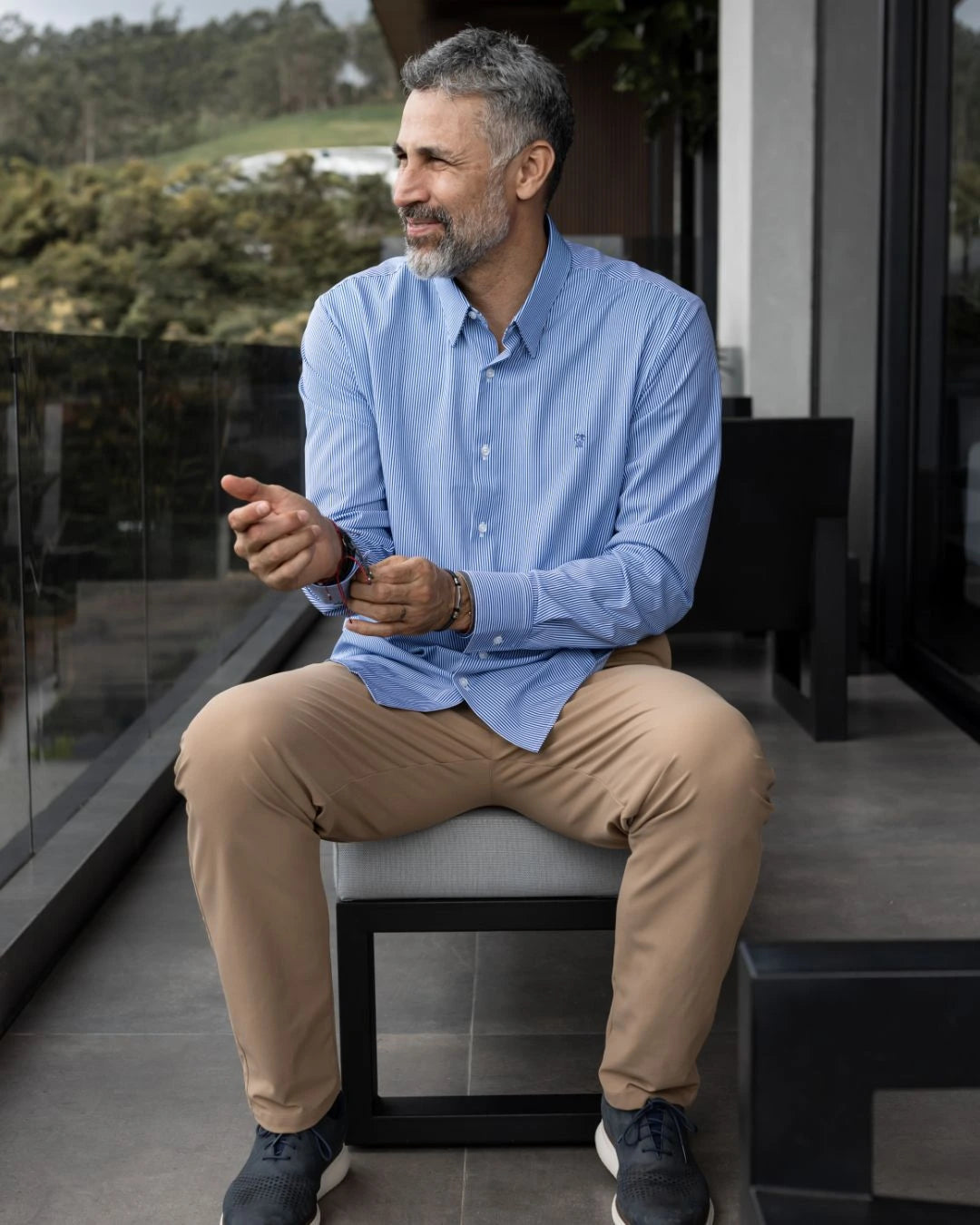 Camisa Performance rayas azul oscuro para hombre marca DANTE tallaje regular fit foto lifestyle yepes