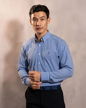 Camisa Performance rayas azul oscuro antiarrugas para hombre marca DANTE tallaje regular fit foto modelo2