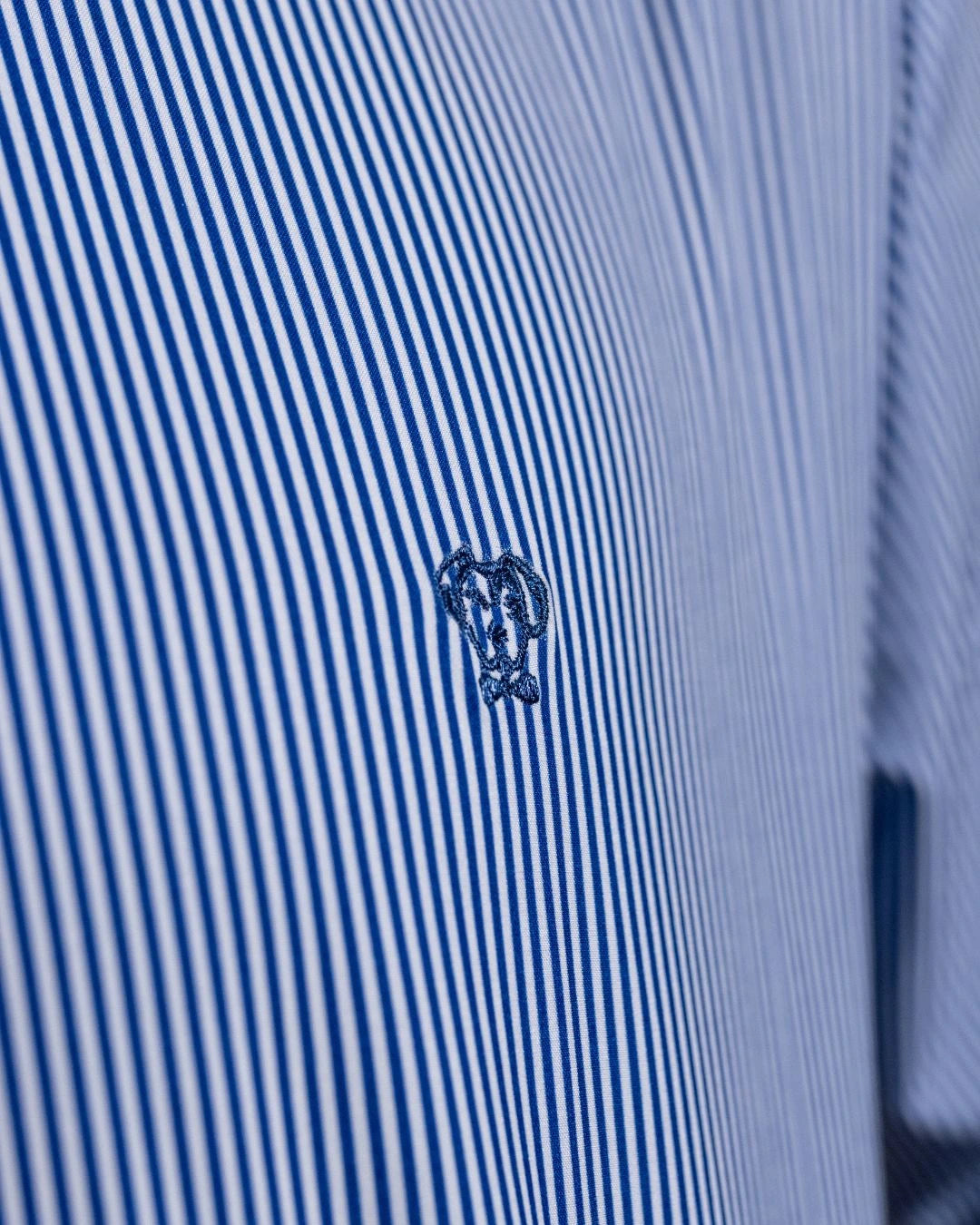 Camisa Performance rayas azul oscuro antiarrugas para hombre marca DANTE tallaje regular fit foto tela