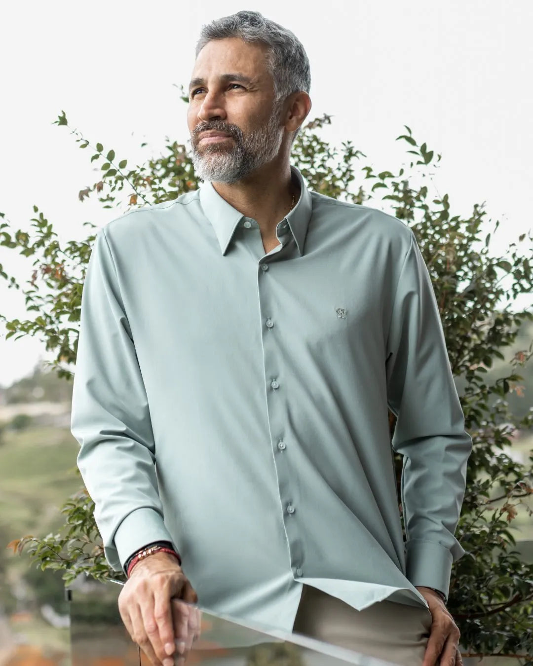 Camisa Performance verde sage antiarrugas para hombre marca DANTE tallaje regular fit foto lifestyle