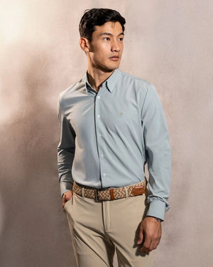 Camisa Performance verde sage antiarrugas para hombre marca DANTE tallaje regular fit foto modelo