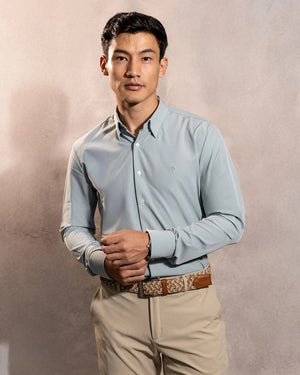 Camisa Performance verde sage antiarrugas para hombre marca DANTE tallaje regular fit foto modelo