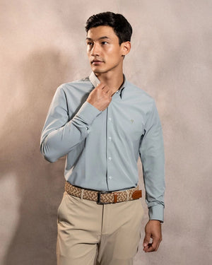 Camisa Performance verde sage antiarrugas para hombre marca DANTE tallaje regular fit foto modelo 3