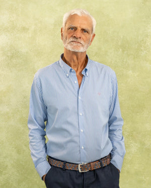 Camisa antimanchas tela algodon Oxford rayas color azul Princeton logo rosado para hombre marca regular fit DANTE foto modelo