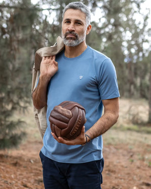 Camiseta Antimanchas Azul Chino para hombre marca DANTE tallaje regular fit foto yepes