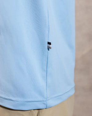 Camiseta Performance Celeste antiarrugas para hombre marca DANTE tallaje regular fit foto marquilla