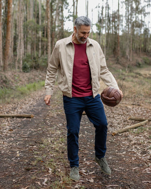 Camiseta Performance Vinotinto antiarrugas para hombre marca DANTE tallaje regular fit foto lifestyle
ball