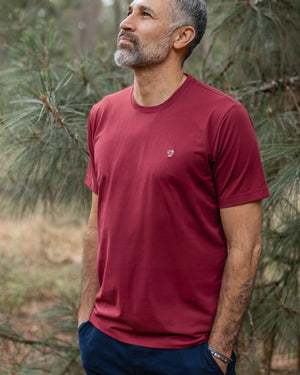 Camiseta Performance Vinotinto antiarrugas para hombre marca DANTE tallaje regular fit foto lifestyle modelo