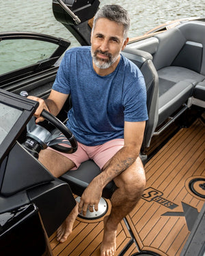 Camiseta Performance azul jaspe antiarrugas para hombre marca DANTE tallaje regular fit foto lifestyle