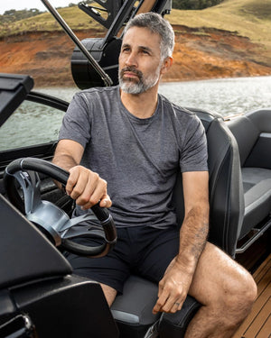 Camiseta Performance gris jaspe antiarrugas para hombre marca DANTE tallaje regular fit foto lifestyle1