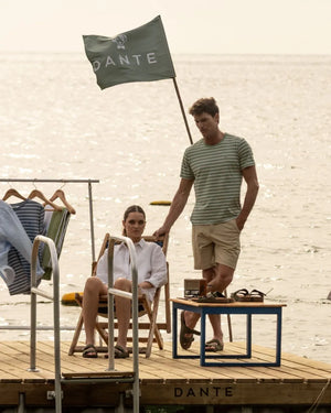 Camiseta antimanchas Rayas verde sage hombre marca DANTE tallaje regular fit foto playa