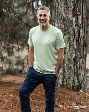 Camiseta antimanchas matcha para hombre marca DANTE tallaje regular fit foto lifestyle