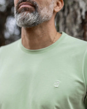 Camiseta antimanchas matcha para hombre marca DANTE tallaje regular fit foto logo yepes