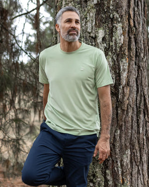 Camiseta antimanchas matcha para hombre marca DANTE tallaje regular fit foto yepes