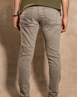 Jean Elástico Gris Claro para hombre marca DANTE ajustado foto espaldas