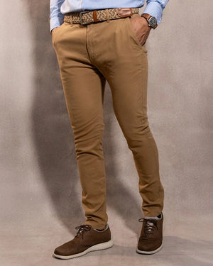 Pantalón Elástico Camel para hombre marca DANTE tallaje regular fit foto mdoelo2