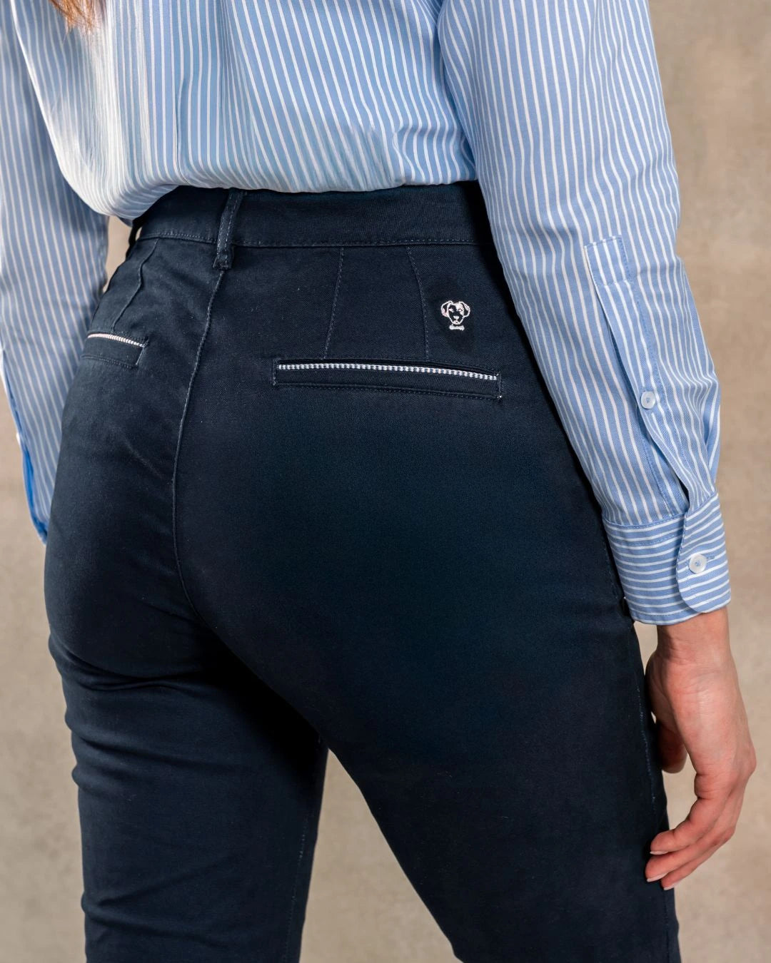 Pantalón elástico chino color azul navy para mujer marca DANTE foto cerca