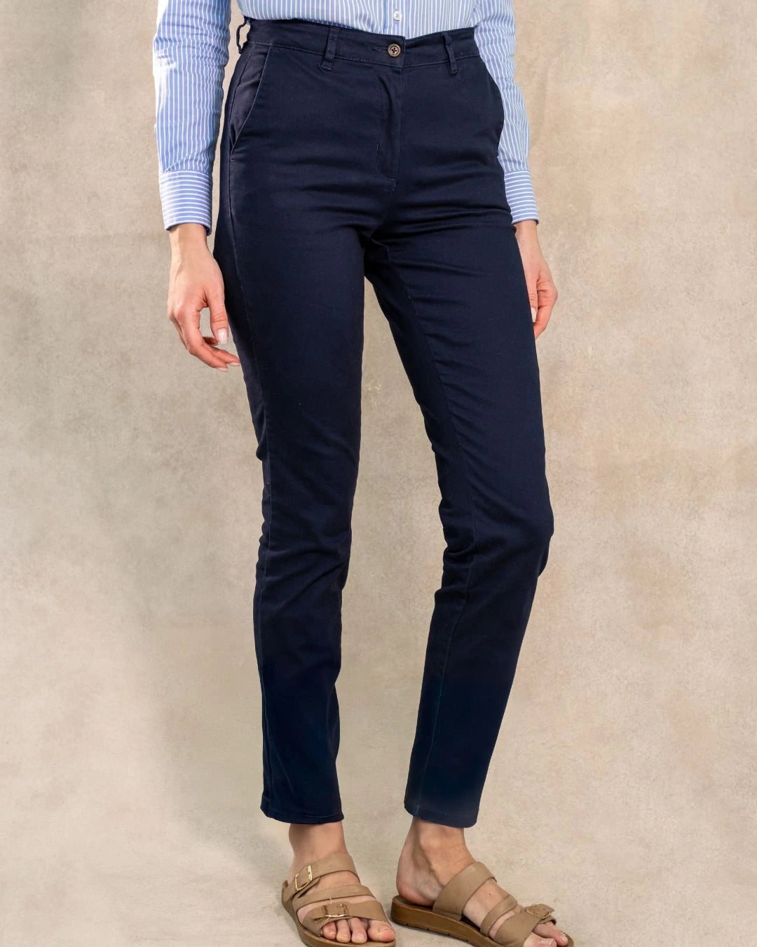 Pantalón elástico chino color azul navy para mujer marca DANTE foto de lado