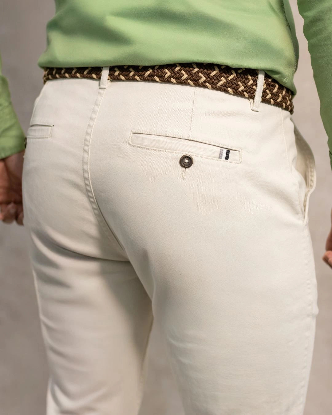 Pantalón elástico chino color marfil para hombre marca DANTE foto cerca