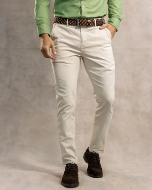 Pantalón elástico chino color marfil para hombre marca DANTE foto modelo