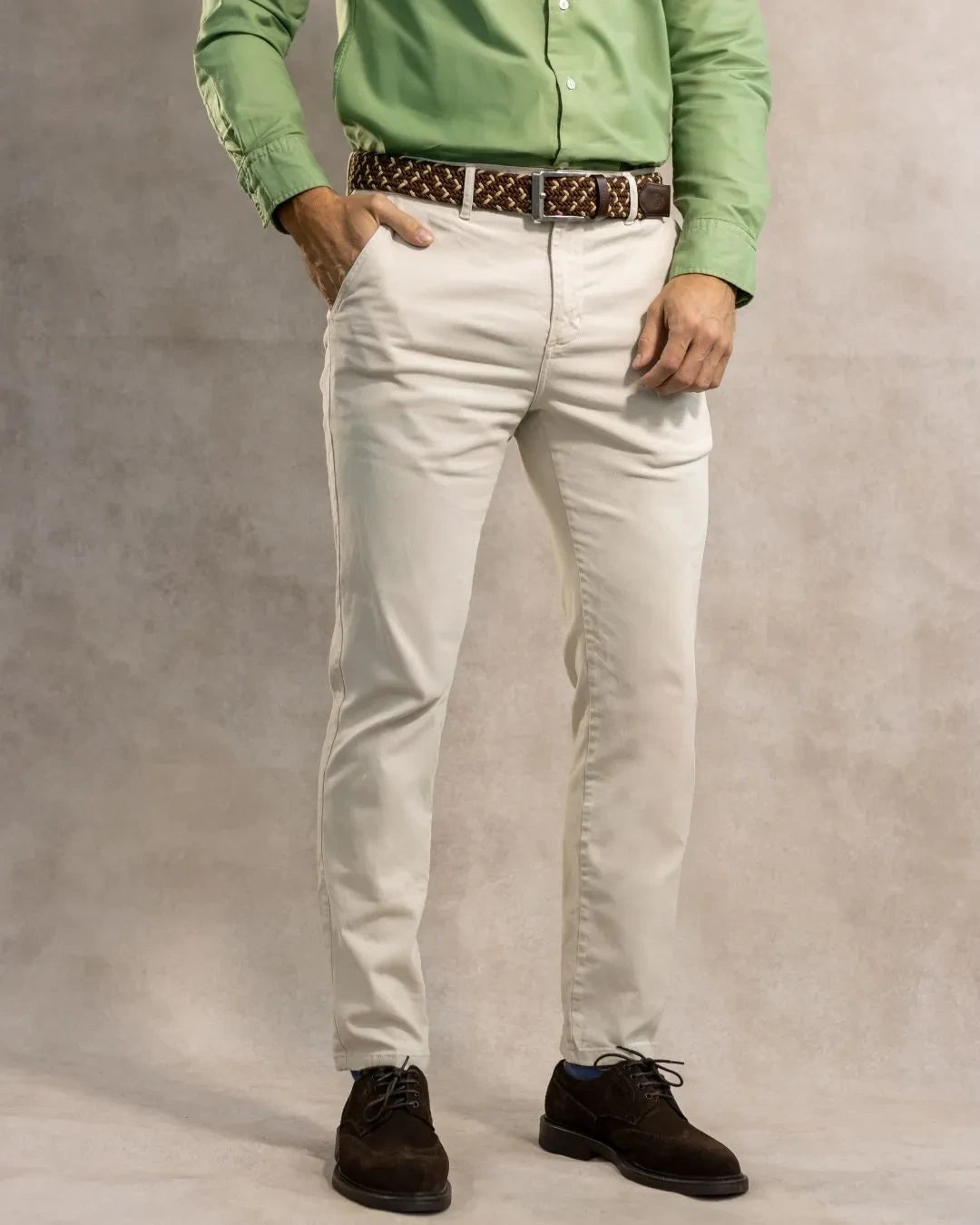 Pantalón elástico chino color marfil para hombre marca DANTE foto modelo 2