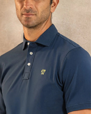 Polo Antimanchas Azul Navy para hombre marca DANTE tallaje regular fit foto logo