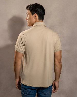 Polo Antimanchas Cuello Rígido Arena marca DANTE tallaje regular fit foto espalda