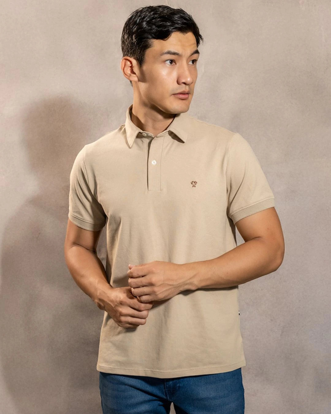 Polo Antimanchas Cuello Rígido Arena marca DANTE tallaje regular fit foto modelo2