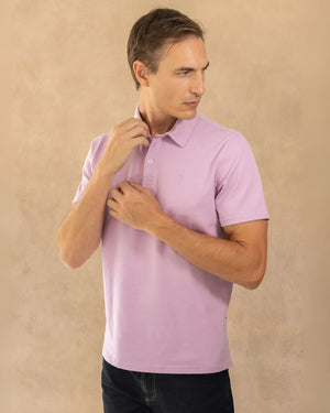 Polo Antimanchas Cuello Rígido Lila marca DANTE tallaje regular fit foto modelo