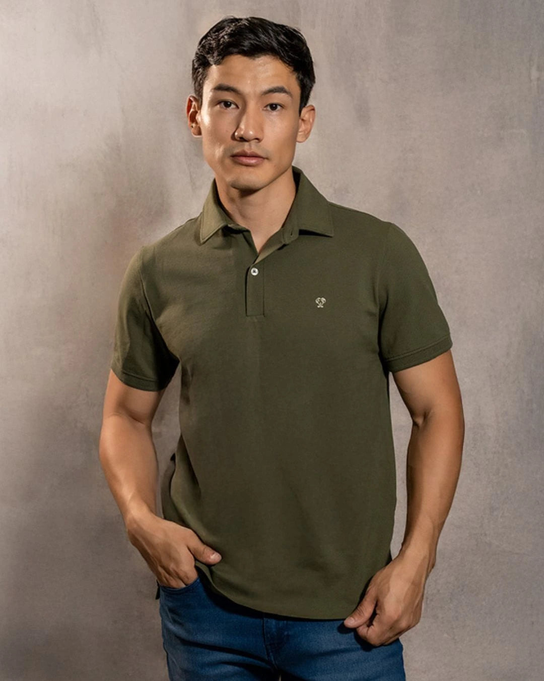 Polo Antimanchas Cuello Rígido Verde Militar marca DANTE tallaje regular fit foto modelo