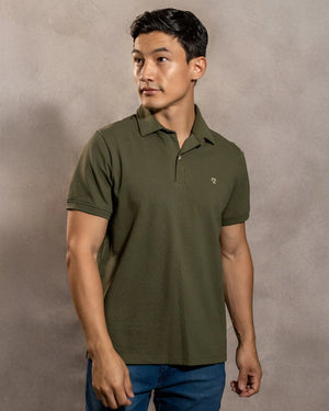 Polo Antimanchas Cuello Rígido Verde Militar marca DANTE tallaje regular fit foto modelo