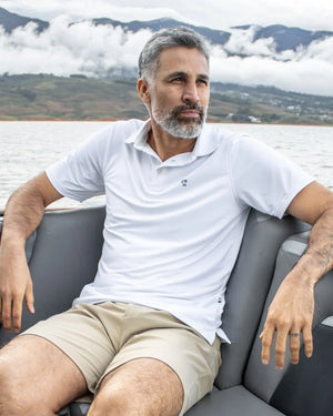 Polo Performance Antiarrugas Blanca para hombre marca DANTE tallaje regular fit foto lifestyle2