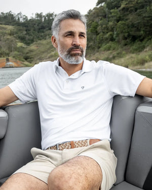 Polo Performance Antiarrugas Blanca para hombre marca DANTE tallaje regular fit foto lifestyle1