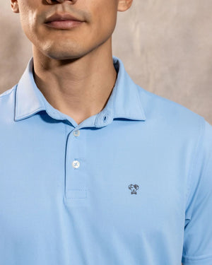 Polo Performance Antiarrugas Celeste para hombre marca DANTE tallaje regular fit foto logo