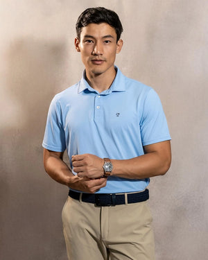 Polo Performance Antiarrugas Celeste para hombre marca DANTE tallaje regular fit foto modelo