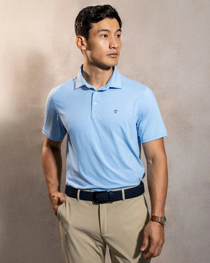 Polo Performance Antiarrugas Celeste para hombre marca DANTE tallaje regular fit foto logo