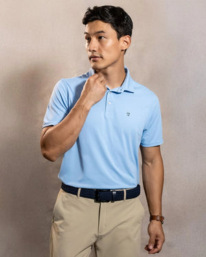 Polo Performance Antiarrugas Celeste para hombre marca DANTE tallaje regular fit foto modelo1