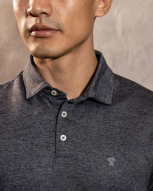 Polo Performance Antiarrugas Gris Jaspe para hombre marca DANTE tallaje regular fit foto logo