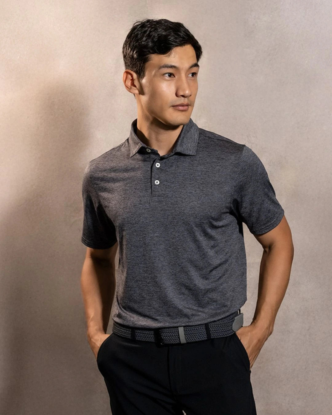Polo Performance Antiarrugas Gris Jaspe para hombre marca DANTE tallaje regular fit foto modelo2