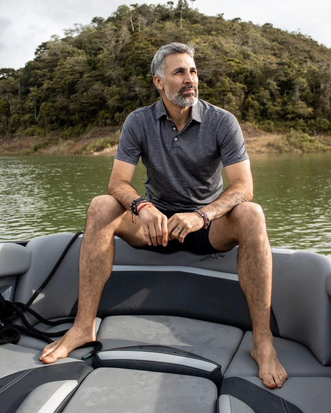 Polo Performance Antiarrugas Gris jaspe para hombre marca DANTE tallaje regular fit foto lifestyle